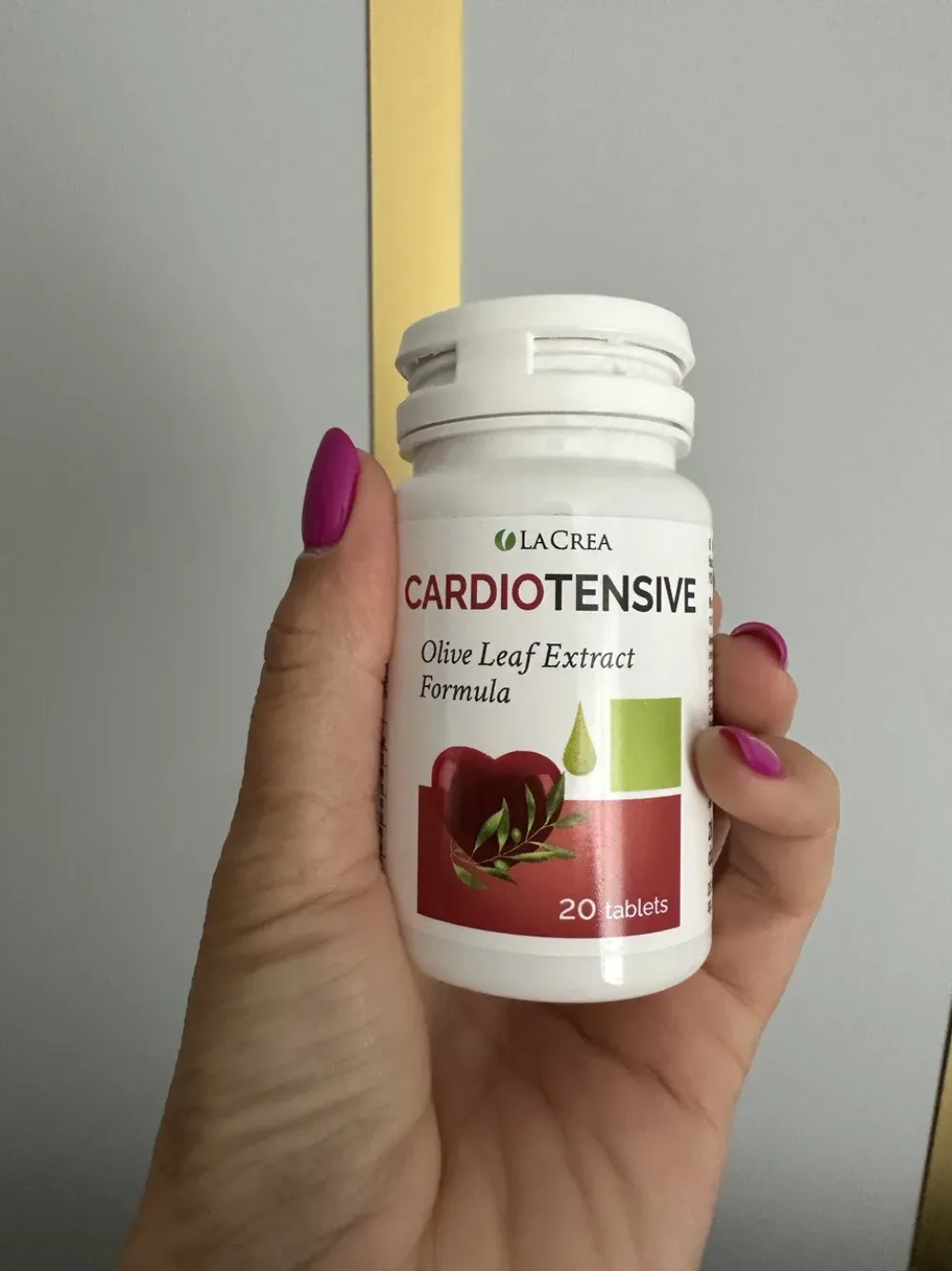 Flacone di Cardiotensive del marchio LaCrea con l’etichetta Olive Leaf Extract Formula e l’indicazione 20 tablets